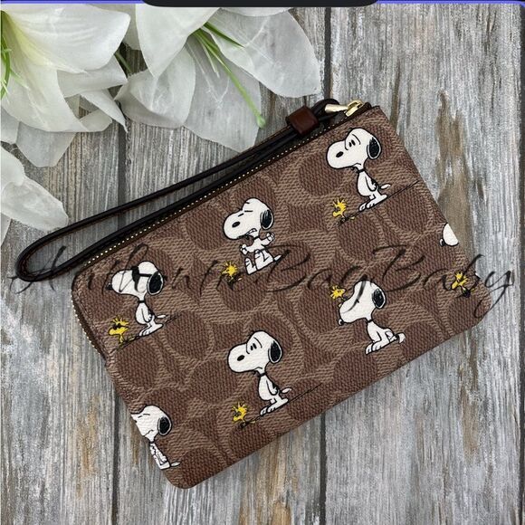 Coach X Peanuts Corner Zip Wristlet In Signature Canvas With Snoopy Print Wallet - Picture 4 of 11